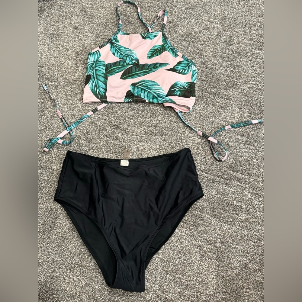 Cupshe bikini with high-waisted bottoms.